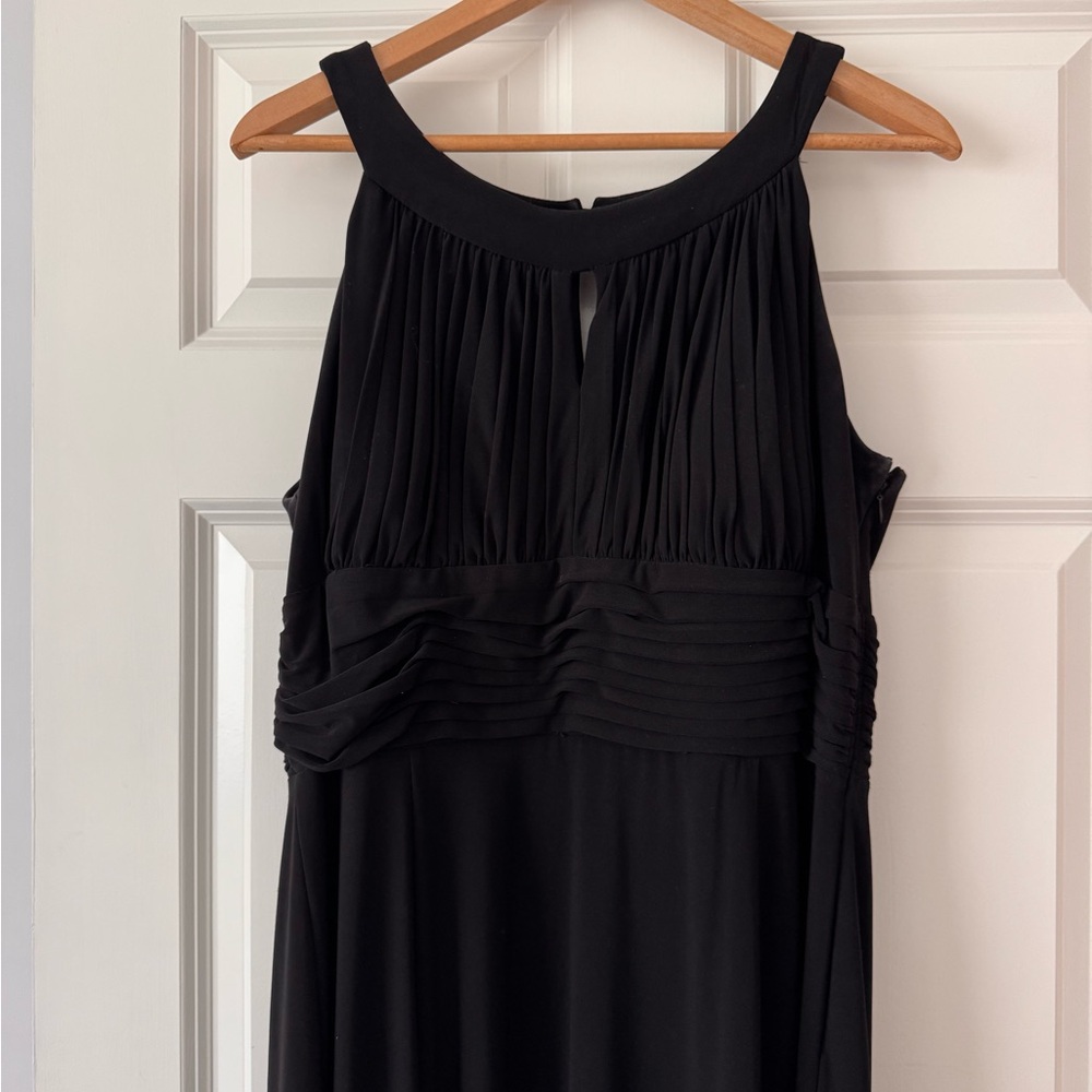 Sleeveless keyhole maxi dress